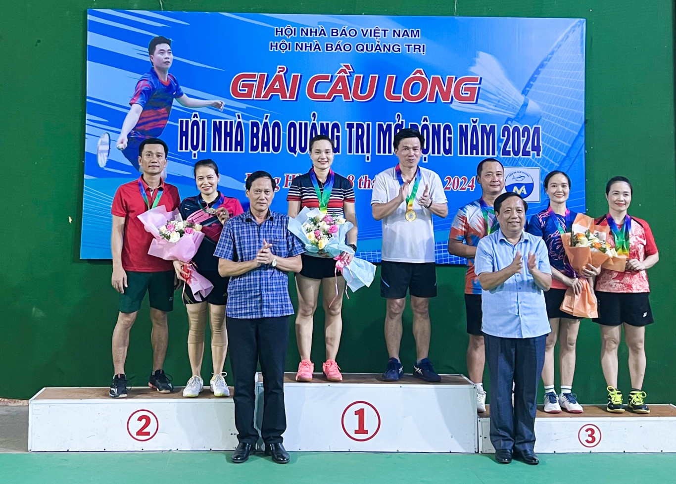 &Ocirc;ng Nguyễn Văn Tường - Gi&aacute;m đốc sở TTTT v&agrave; &ocirc;ng Ho&agrave;ng Ngọc Sỹ - Ph&oacute; Chủ tịch thường trực Hội Nh&agrave; b&aacute;o tỉnh, Trưởng ban tổ chức giải trao huy chương cho c&aacute;c VĐV ở nội dung đ&ocirc;i nam nữ